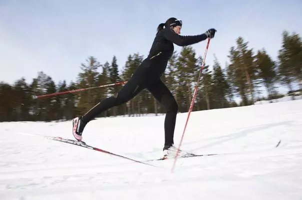 Ски костюми (90 снимки): зимен ски модели на жените, Как да изберем 14837_27