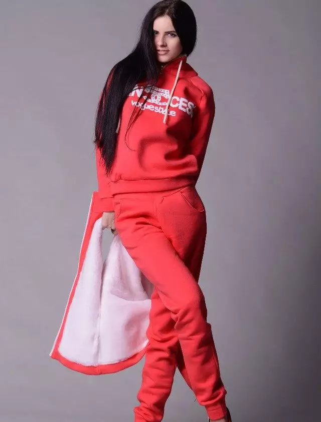 חליפת ספורט אדומה (27 תמונות): דוגמניות של אדום 14842_25