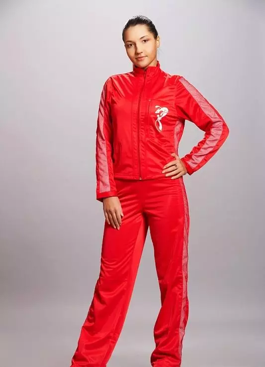חליפת ספורט אדומה (27 תמונות): דוגמניות של אדום 14842_5