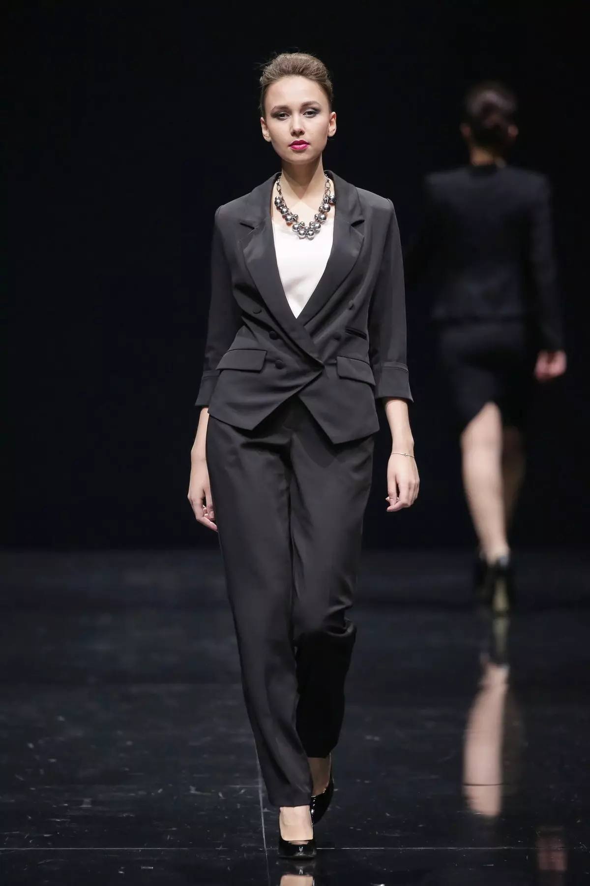 Kostumet e grave të pantallonave 2021 (242 foto): Trendet e reja dhe të modës, stili Chanel 14844_124