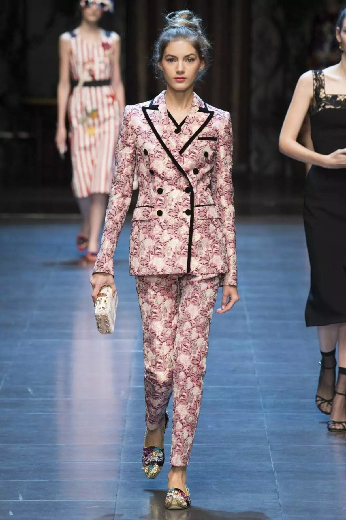Bikses sieviešu tērpi 2021 (242 fotogrāfijas): jaunas un modes tendences, Chanel Style 14844_170