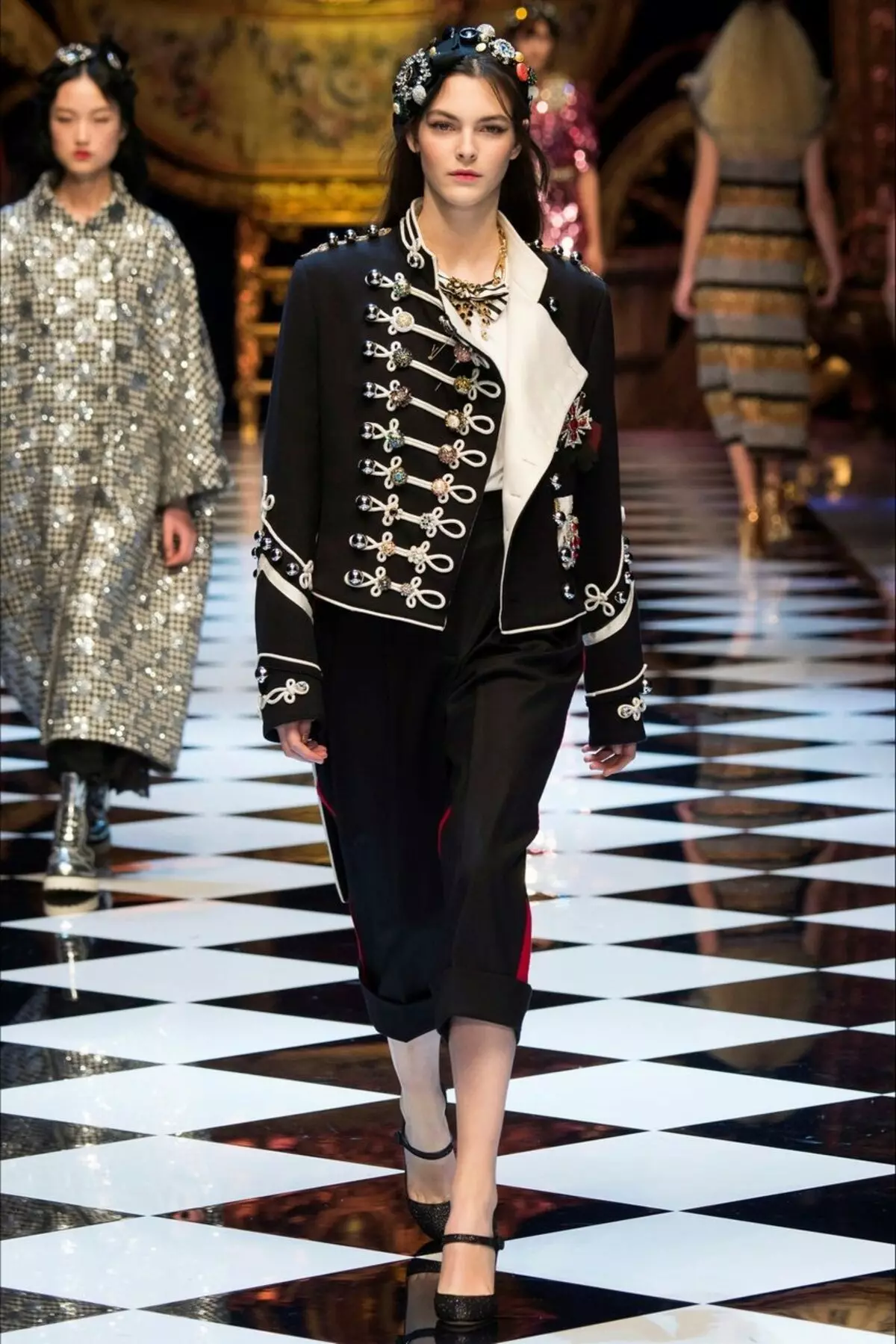 Чалбар Хатын-кызлар костюмы 2021 (242 фото): Яңа һәм мода тенденцияләре, Шанель стиле 14844_185
