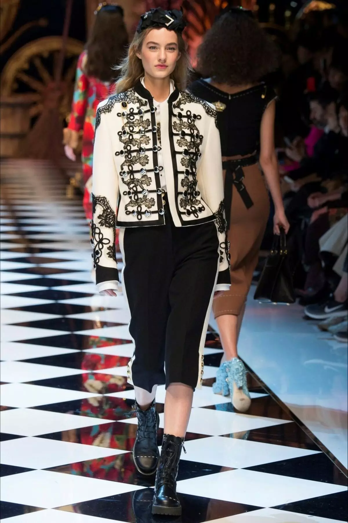 Trouser Կանացի զգեստներ 2021 (242 լուսանկար). Նոր եւ նորաձեւության միտումները, Chanel ոճը 14844_187