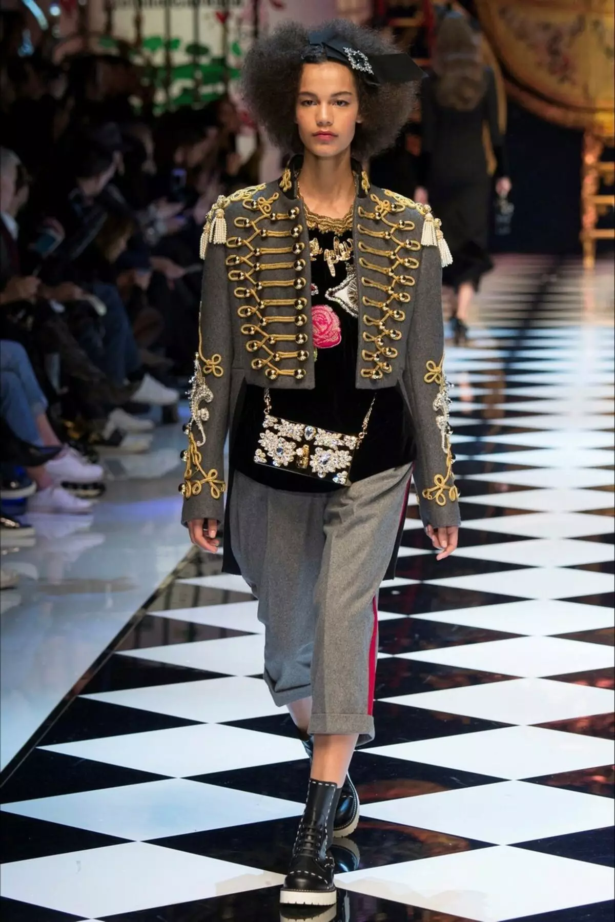 Costumes Trouser ແມ່ຍິງ 2021 (242 photos): ໃຫມ່ແລະຄົນອັບເດດ: ແນວໂນ້ມ, Chanel Style 14844_189