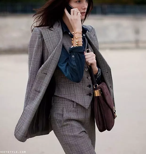 Costumes Trouser ແມ່ຍິງ 2021 (242 photos): ໃຫມ່ແລະຄົນອັບເດດ: ແນວໂນ້ມ, Chanel Style 14844_212