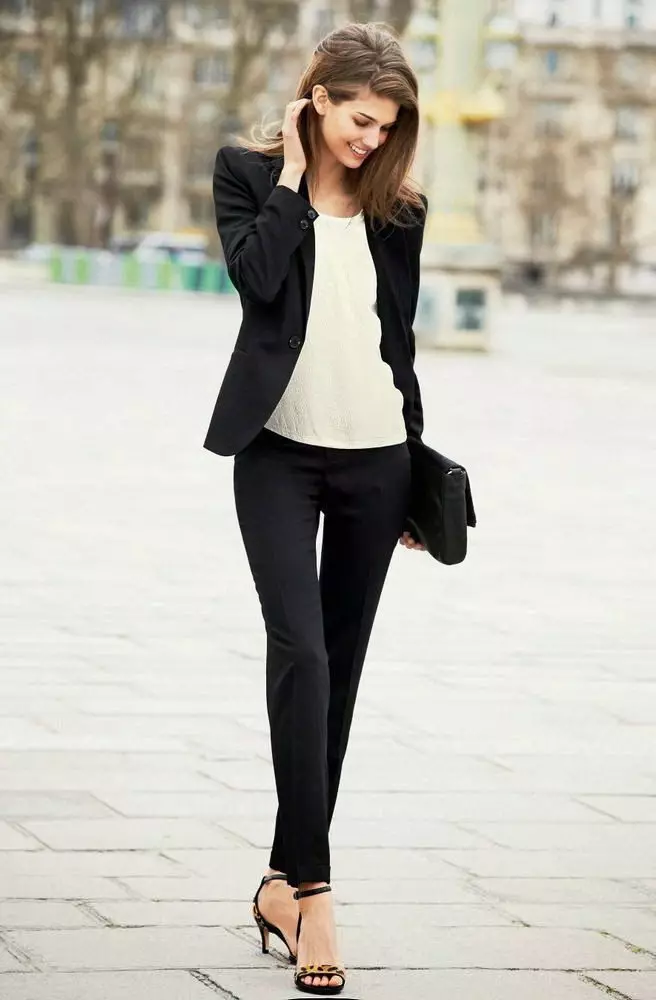 Ženske kostime pantalona 2021 (242 fotografije): novi i modni trendovi, Chanel Style 14844_236