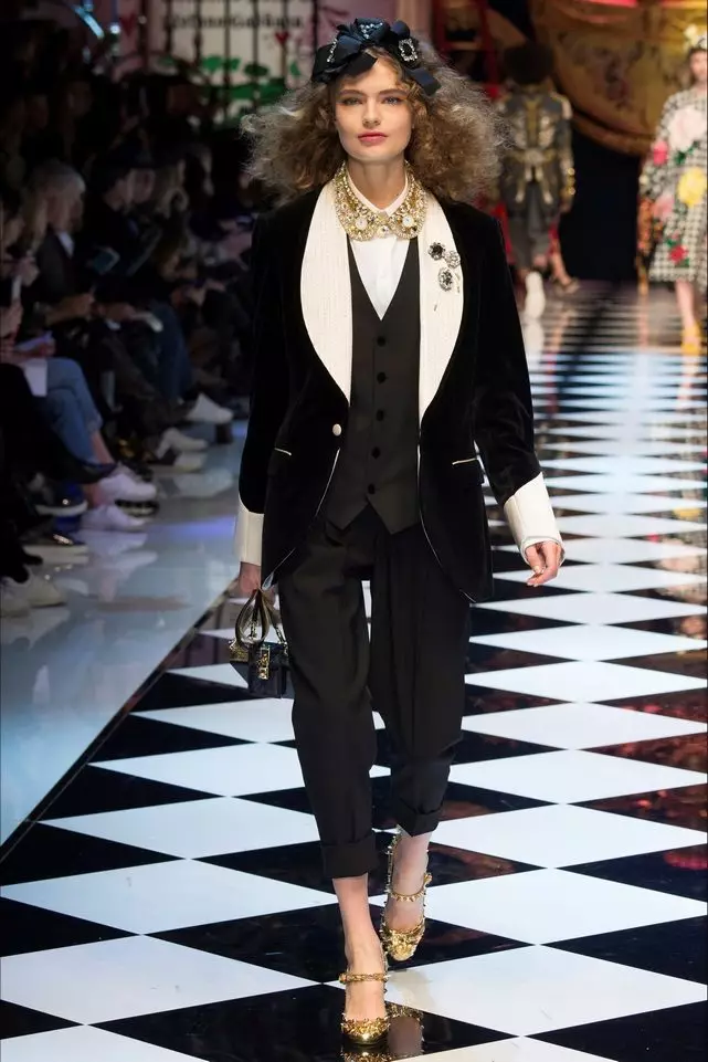 Pantaloni Costumi da donna 2021 (242 foto): tendenze nuove e alla moda, stile Chanel 14844_48
