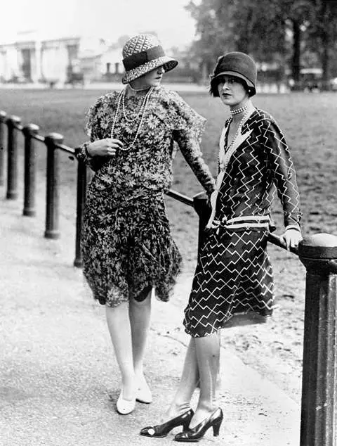 אופנה: 20s (55 תמונות): בגנגסטר סגנון הלבשה לנשים, רטרו בהיר אפוק של המאה ה -20 14848_31