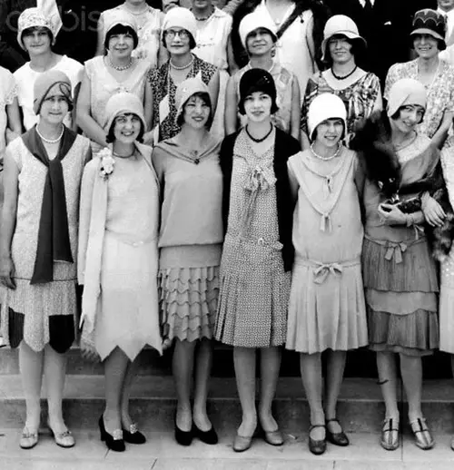 Mood: 20s (55 fotot): Gangsteri stiilis rõivad naistele, 20. sajandi helge retro-ePoch 14848_39