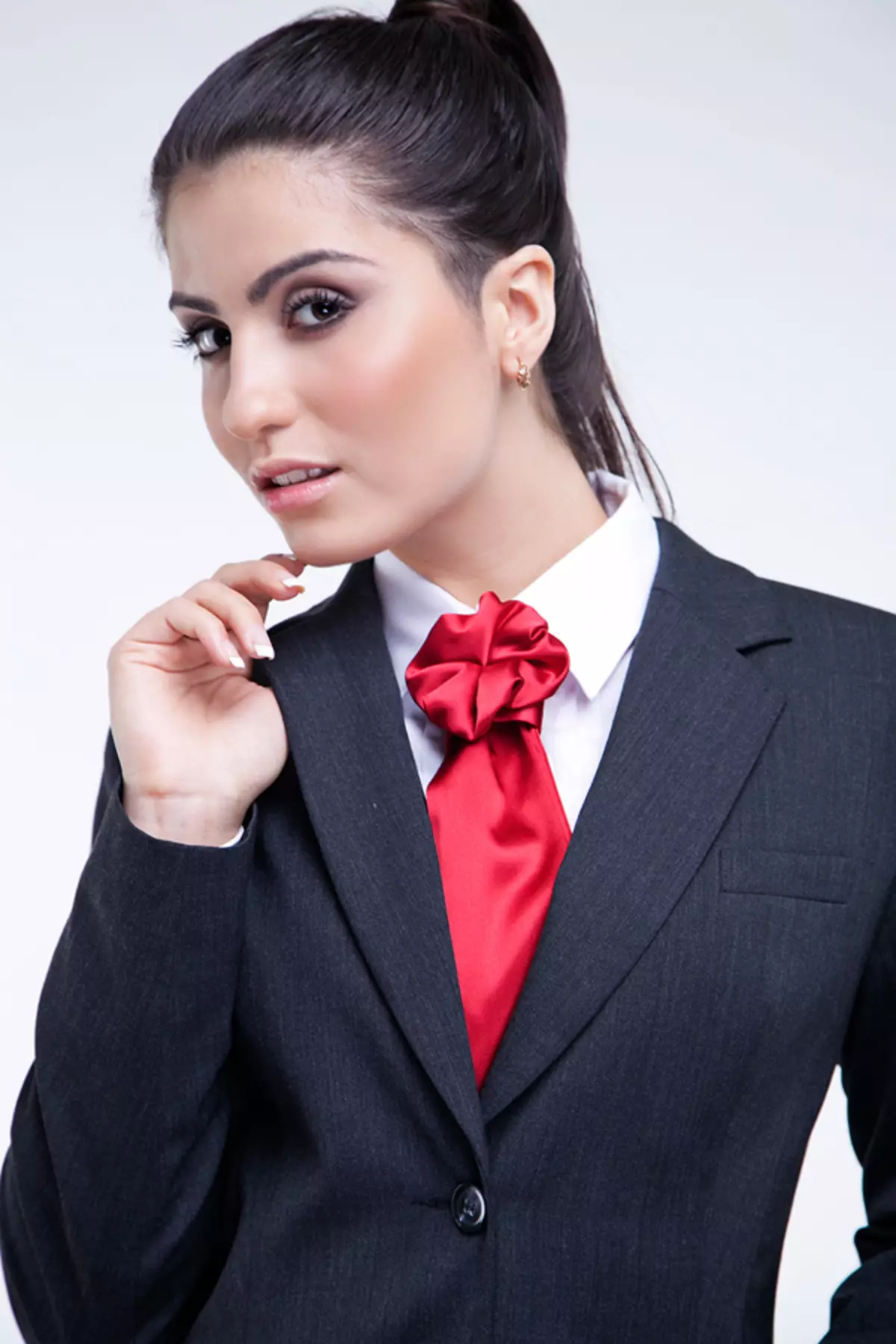 Женщина в костюме с галстуком