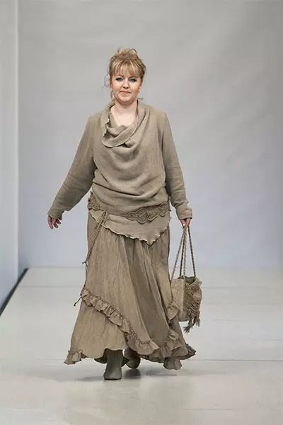 Бочо стил за пълен (64 снимки): плетени неща в Boho стил за жени, след като на 50, правилата за използване на booho елементи в облеклото 14862_35