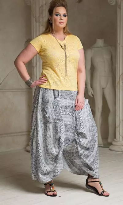 Bocho-style për të plotë (64 foto): gjëra të thurura në stilin Boho për gratë pas 50, rregullat për përdorimin e elementeve booho në veshje 14862_60