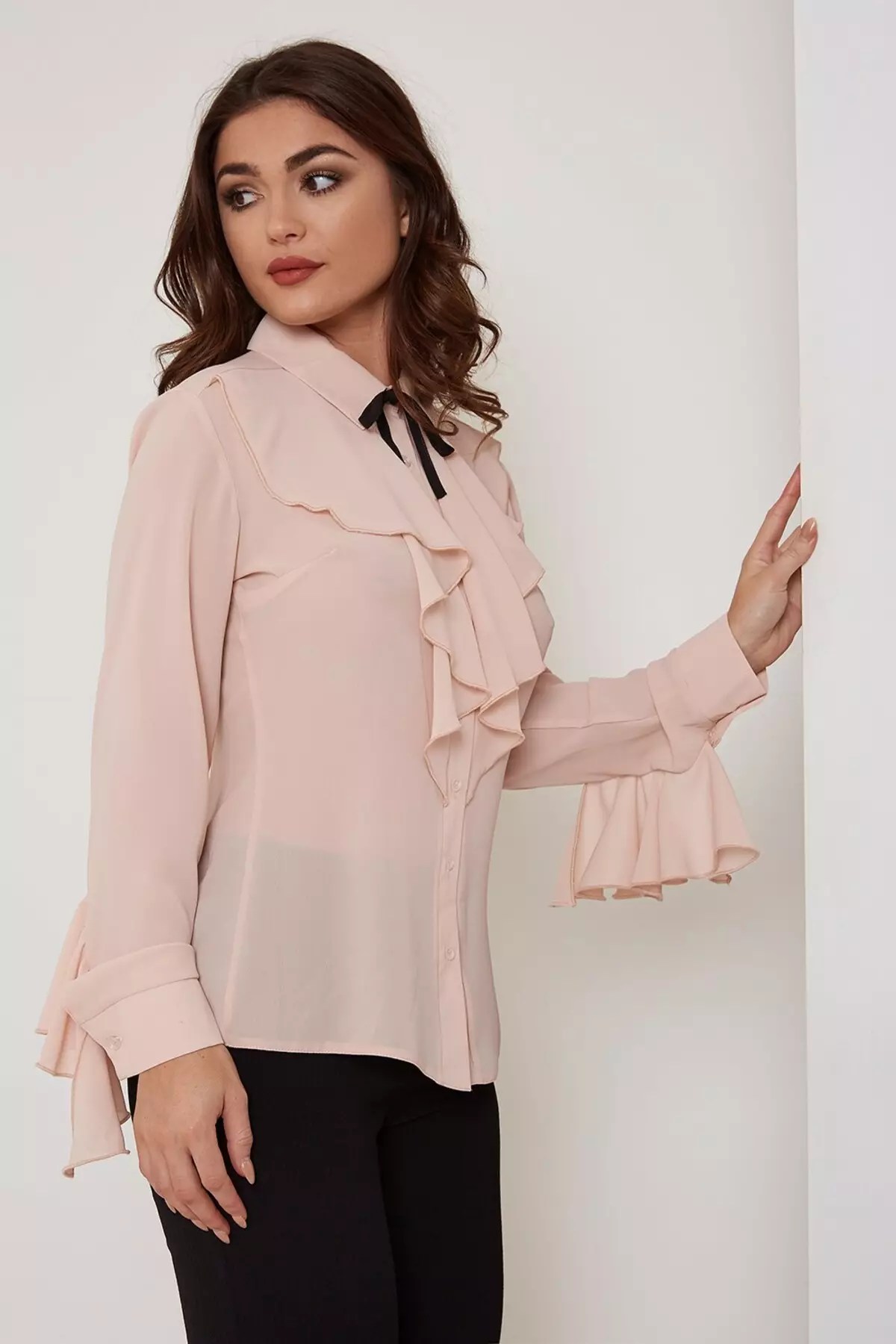 Che reggiseno di colore indossare sotto la camicetta (46 foto): come combinare una camicetta rosa e un reggiseno di tono brillante, beige, ensemble verdi 14905_12