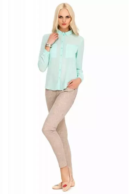 Que sutiã de cores usar baixo a blusa (46 fotos): Como combinar unha blusa rosa e un sutiã de ton brillante, beis, conxuntos verdes 14905_40