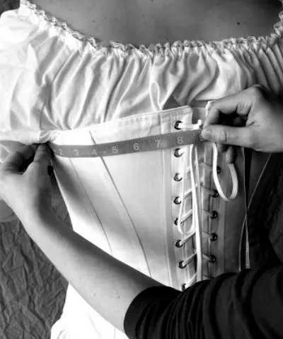 Corset (128 ಫೋಟೋಗಳು): ಸ್ತನ ಮತ್ತು ಕ್ರೀಡೆಗಳು, ಕಪ್ಪು ಮತ್ತು ಇತರ ಬಣ್ಣದ ಅಡಿಯಲ್ಲಿ ಮಾದರಿಗಳು, ದೊಡ್ಡ ಗಾತ್ರದ ಮಹಿಳೆಯರಿಗೆ, ದೈನಂದಿನ ದೇಹ corset 14933_104