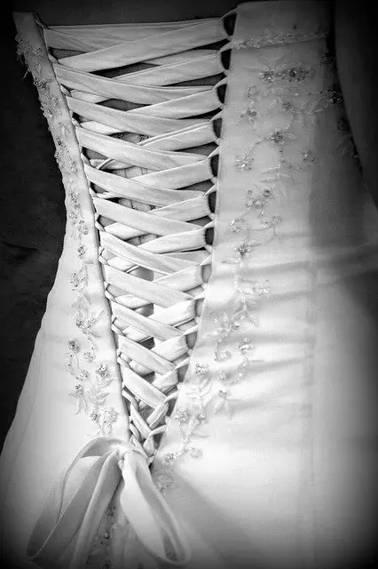 Corset (128 photos): Modèles sous la poitrine et les sports, noir et autre couleur, pour les femmes de grande taille, corset corporel tous les jours 14933_65