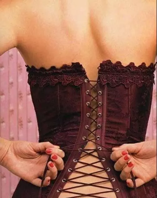 Corset (128 ఫోటోలు): రొమ్ము మరియు క్రీడలు కింద నమూనాలు, నలుపు మరియు ఇతర రంగు, పెద్ద పరిమాణాల మహిళలకు, శరీరం corset రోజువారీ 14933_66