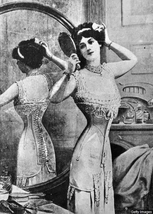 Corset (128 ಫೋಟೋಗಳು): ಸ್ತನ ಮತ್ತು ಕ್ರೀಡೆಗಳು, ಕಪ್ಪು ಮತ್ತು ಇತರ ಬಣ್ಣದ ಅಡಿಯಲ್ಲಿ ಮಾದರಿಗಳು, ದೊಡ್ಡ ಗಾತ್ರದ ಮಹಿಳೆಯರಿಗೆ, ದೈನಂದಿನ ದೇಹ corset 14933_7