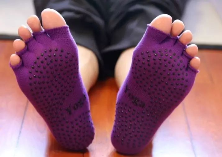 Ponožky pre jogu (26 fotiek): Adidas modely pre Pilates bez prstov 14947_14
