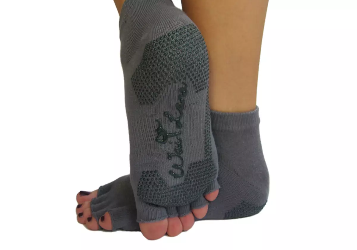 Ponožky pre jogu (26 fotiek): Adidas modely pre Pilates bez prstov 14947_17