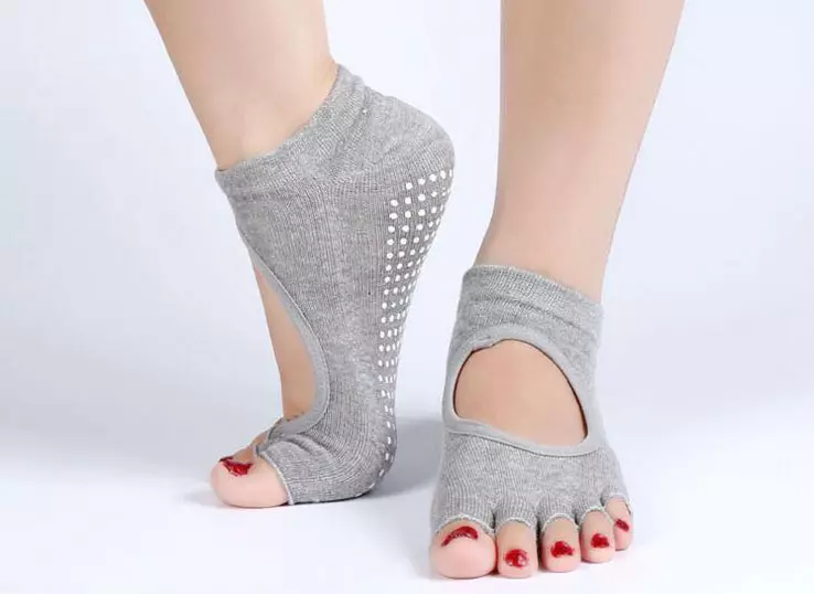 Ponožky pre jogu (26 fotiek): Adidas modely pre Pilates bez prstov 14947_4
