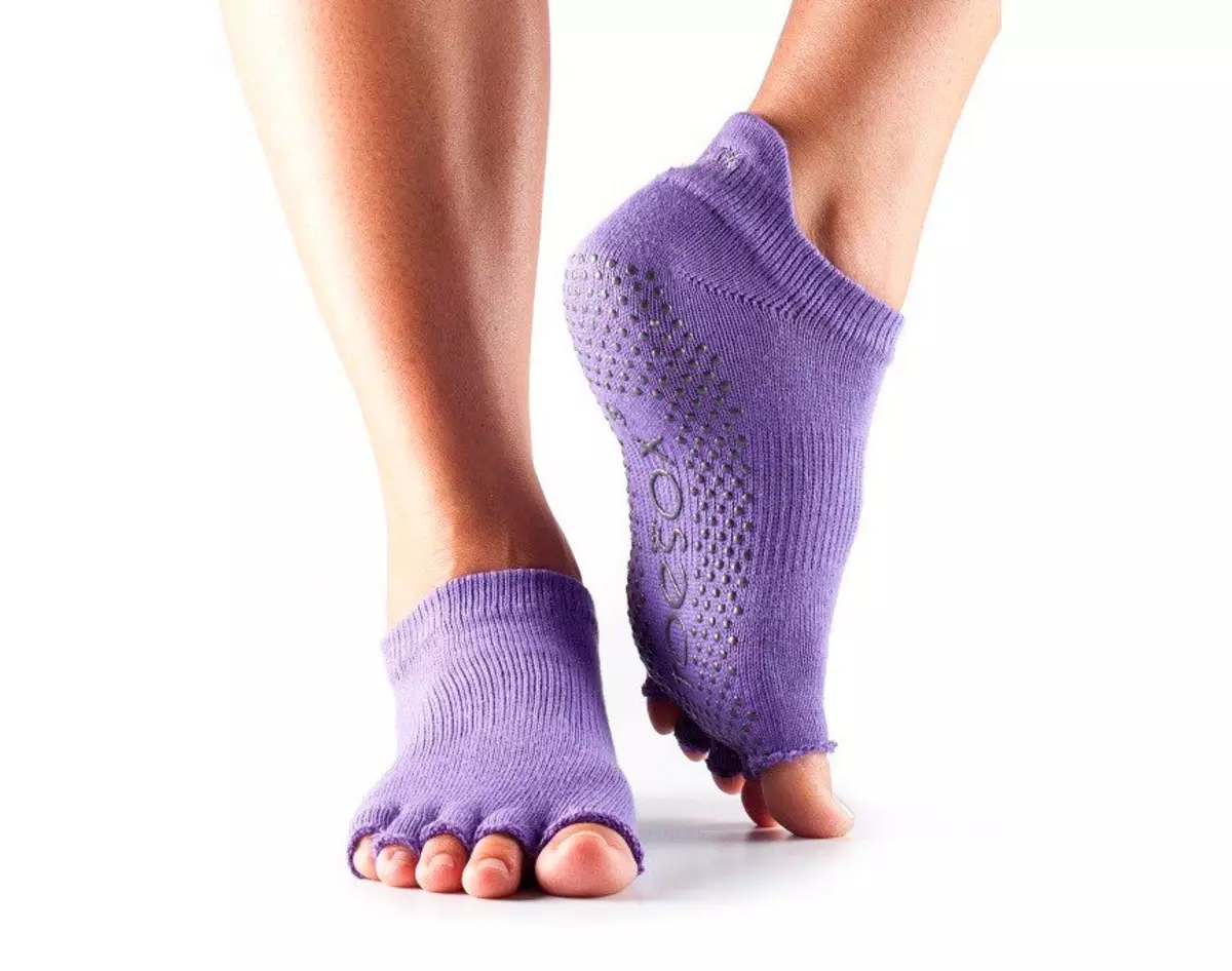 Ponožky pre jogu (26 fotiek): Adidas modely pre Pilates bez prstov 14947_9