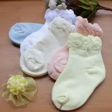 ਨਵਜੰਮੇ ਲਈ socks (59 ਫੋਟੋ): girls ਲਈ ਬੁਣਿਆ ਮਾਡਲ, ਆਕਾਰ ਨਾਲ ਪਤਾ ਕਰ ਰਹੇ ਹਨ 14951_39