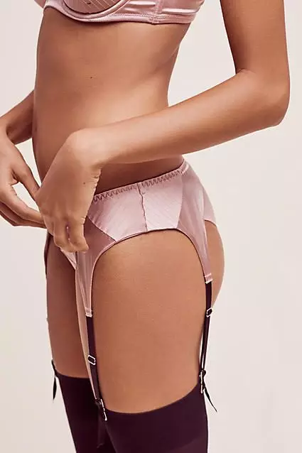 Pás pro punčochy (104 fotografií): Jak si vybrat ženský hedvábný pás pro upevnění punčochy, jak se nazývá, recenze značkových modelů 