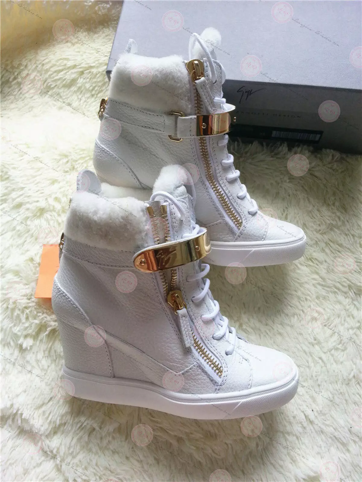 Snovere de iarna (49 poze): pantofi de blana si blana pentru iarna, alb, cizme de piele pentru piele pentru copii, modele la moda 2021 14984_18