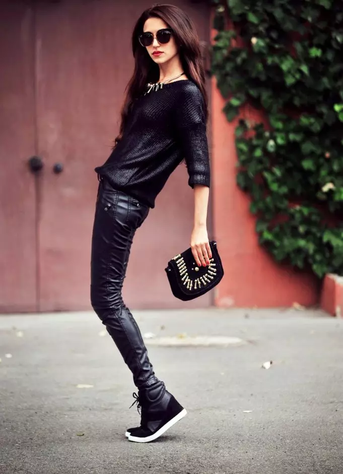 Snovers hitam (39 foto): Apa yang boleh memakai suede wanita dan musim sejuk kulit, kasut merah hitam, model dengan rhinestones 14988_12