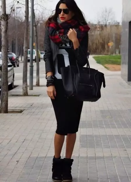 Crni snoves (39 fotografija): Što nositi ženske antilop i kožnu zimu, crveno-crne tenisice, modeli s rinestones 14988_39