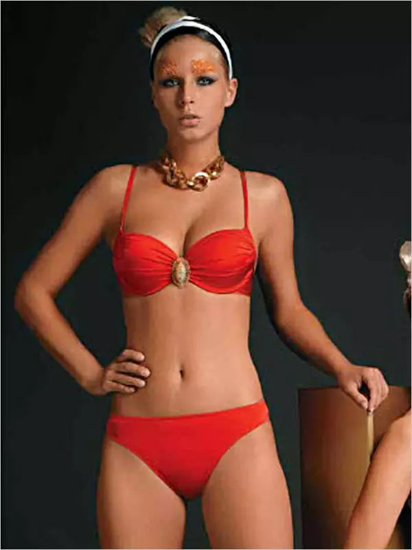 Rebecca Swimsuits (39 sary): Models handro amin'ny fandroana Hongria 1499_9