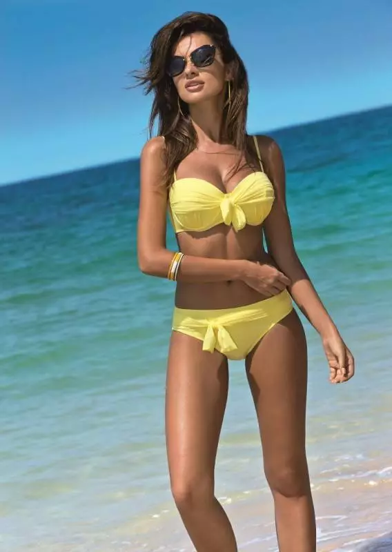 پیلا swimsuit (45 فوٹو): کھلی واپس کے ساتھ Blinking ماڈل 1501_6