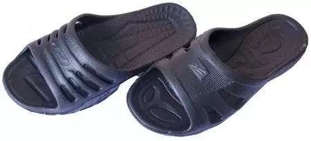Slott de goma (51 fotos): Zapatillas para mujer con nariz cerrada, Modelos de masaje con picos Nike 15022_12