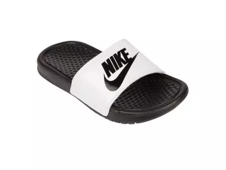 Slaps karet (51 foto): Sandal wanita kanthi irung tertutup, Model Pijet nganggo Spike Nike 15022_26