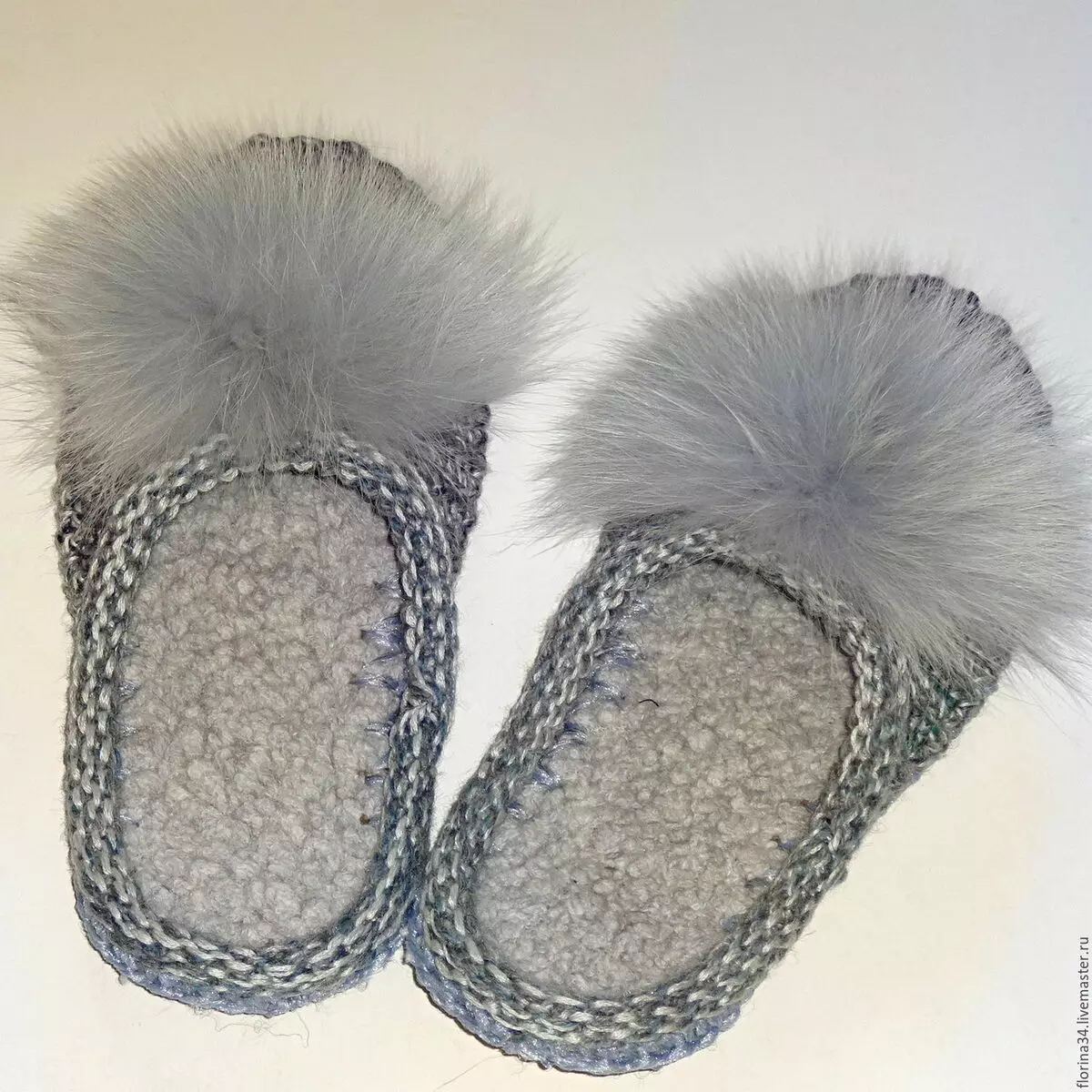 በ ከውስጡ ብቸኛ ላይ እንደመሠረቱ የሚያደርስበትን (36 ፎቶዎች): slippers slippers, ከውስጡ የመጡ ሴቶች እና ለልጆች በቤት chamomile ሞዴሎች 15023_11
