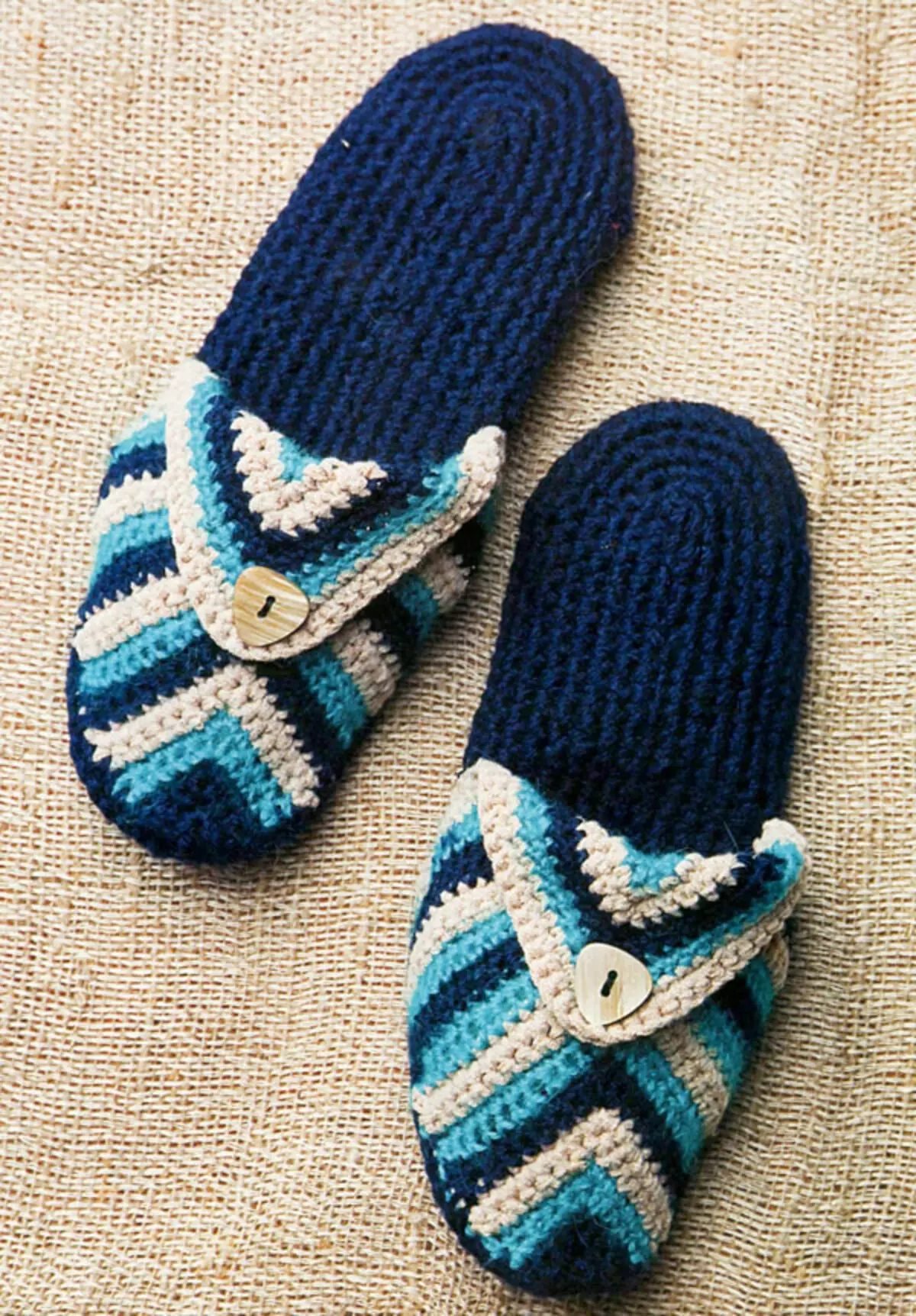 በ ከውስጡ ብቸኛ ላይ እንደመሠረቱ የሚያደርስበትን (36 ፎቶዎች): slippers slippers, ከውስጡ የመጡ ሴቶች እና ለልጆች በቤት chamomile ሞዴሎች 15023_12