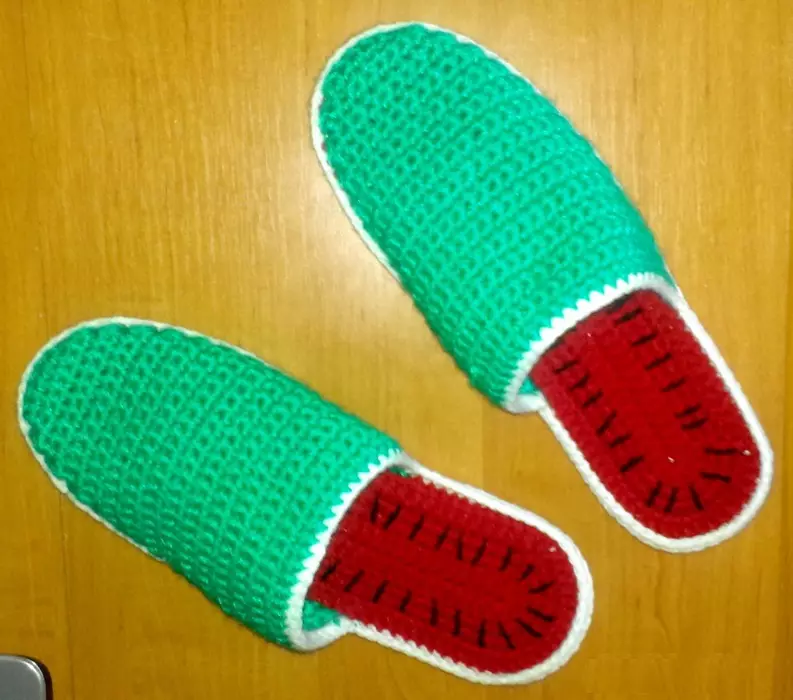 Knitted jabelang ka ikutloile bohatong (36 photos): slippers slippers, maiketsetso dikai chamomile basali le bana ho tloha ikutloile 15023_15