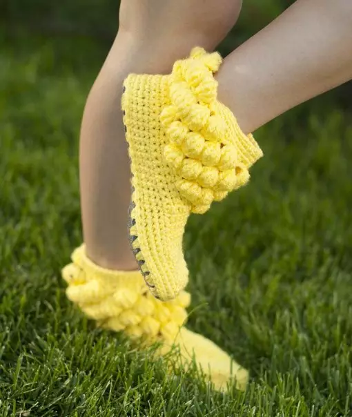 በ ከውስጡ ብቸኛ ላይ እንደመሠረቱ የሚያደርስበትን (36 ፎቶዎች): slippers slippers, ከውስጡ የመጡ ሴቶች እና ለልጆች በቤት chamomile ሞዴሎች 15023_17