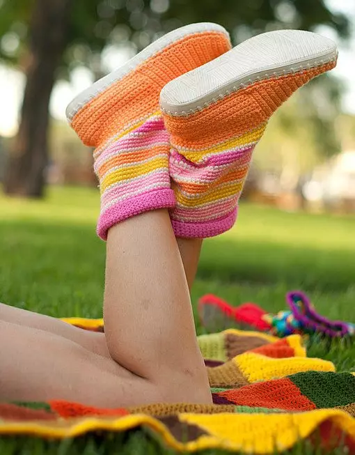 Slitti a maglia sulla Sole Felt (36 foto): Pantofole da pantofole, modelli di camomilla fatti in casa per donne e bambini dal feltro 15023_18