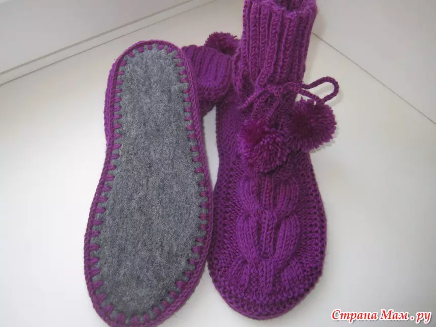 slaps ຖັກກ່ຽວກັບ sole ຮູ້ສຶກ (36 photos): slippers slippers, ແບບ chamomile homemade ສໍາລັບແມ່ຍິງແລະເດັກນ້ອຍຈາກຮູ້ສຶກວ່າ 15023_20