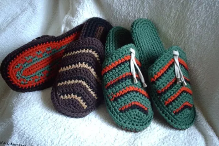 Pletene šamare na filca sole (36 slike): papuče papuče, domaće kamilice modeli za žene i djecu od filca 15023_24