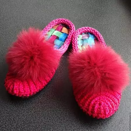 በ ከውስጡ ብቸኛ ላይ እንደመሠረቱ የሚያደርስበትን (36 ፎቶዎች): slippers slippers, ከውስጡ የመጡ ሴቶች እና ለልጆች በቤት chamomile ሞዴሎች 15023_30