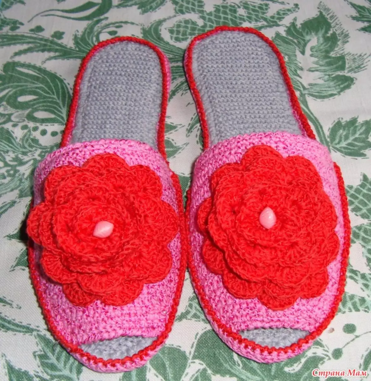 በ ከውስጡ ብቸኛ ላይ እንደመሠረቱ የሚያደርስበትን (36 ፎቶዎች): slippers slippers, ከውስጡ የመጡ ሴቶች እና ለልጆች በቤት chamomile ሞዴሎች 15023_35