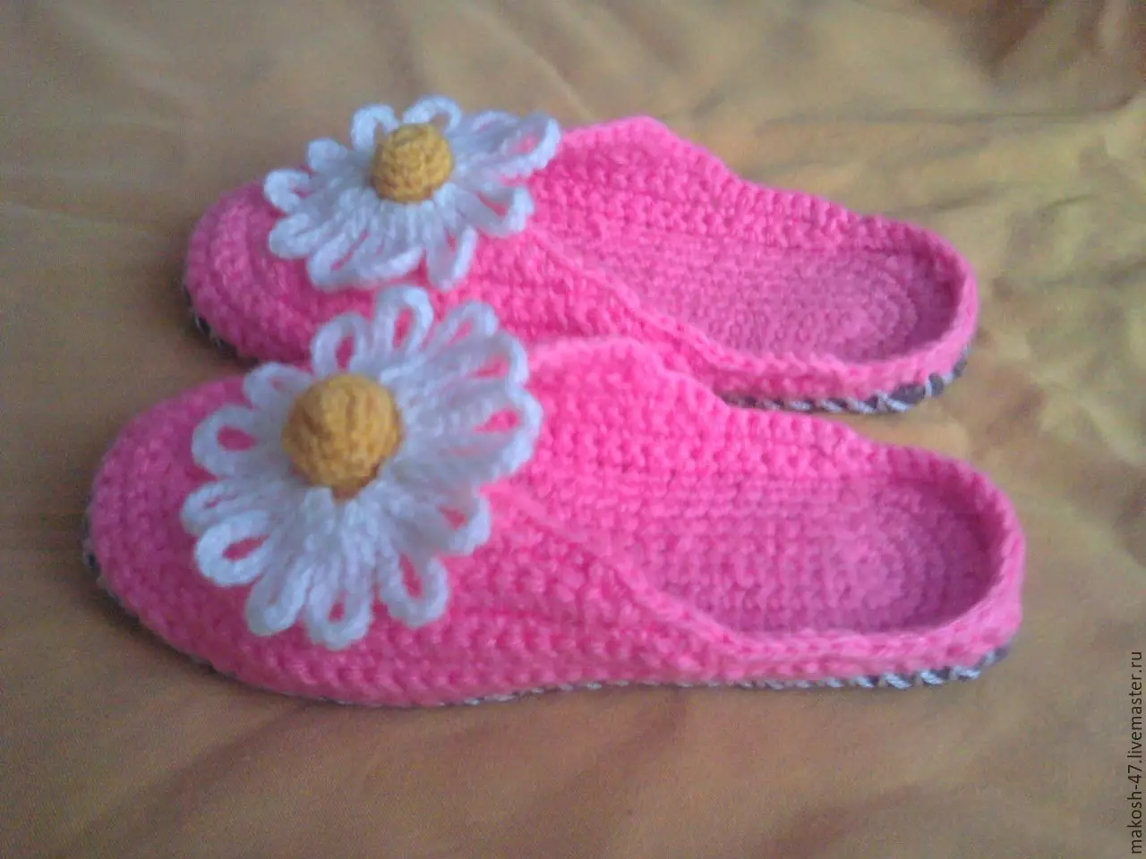 በ ከውስጡ ብቸኛ ላይ እንደመሠረቱ የሚያደርስበትን (36 ፎቶዎች): slippers slippers, ከውስጡ የመጡ ሴቶች እና ለልጆች በቤት chamomile ሞዴሎች 15023_36