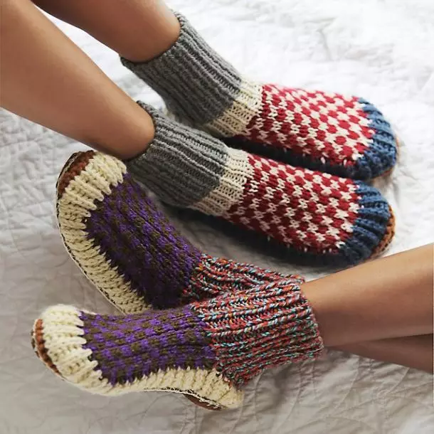 Knitted slaps dina dirasakeun budi (36 foto): slippers slippers, model chamomile homemade pikeun awéwé jeung budak ti dirasakeun 15023_4