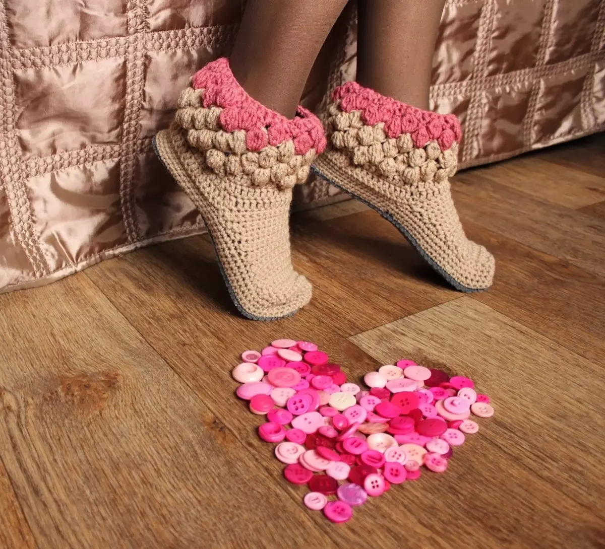 Knitted slaps dina dirasakeun budi (36 foto): slippers slippers, model chamomile homemade pikeun awéwé jeung budak ti dirasakeun 15023_5