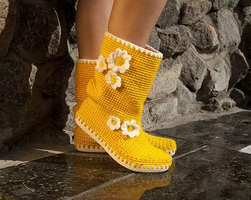 Knitted slaps dina dirasakeun budi (36 foto): slippers slippers, model chamomile homemade pikeun awéwé jeung budak ti dirasakeun 15023_7