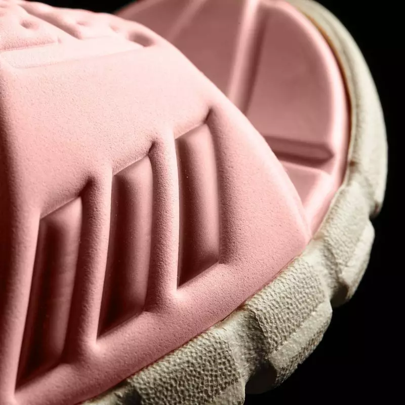 Интиқоли Adidas (53 акс): Моделҳои занон аз ҷониби Стелла МакКартни, барои ҳавз ва массаж 15024_19
