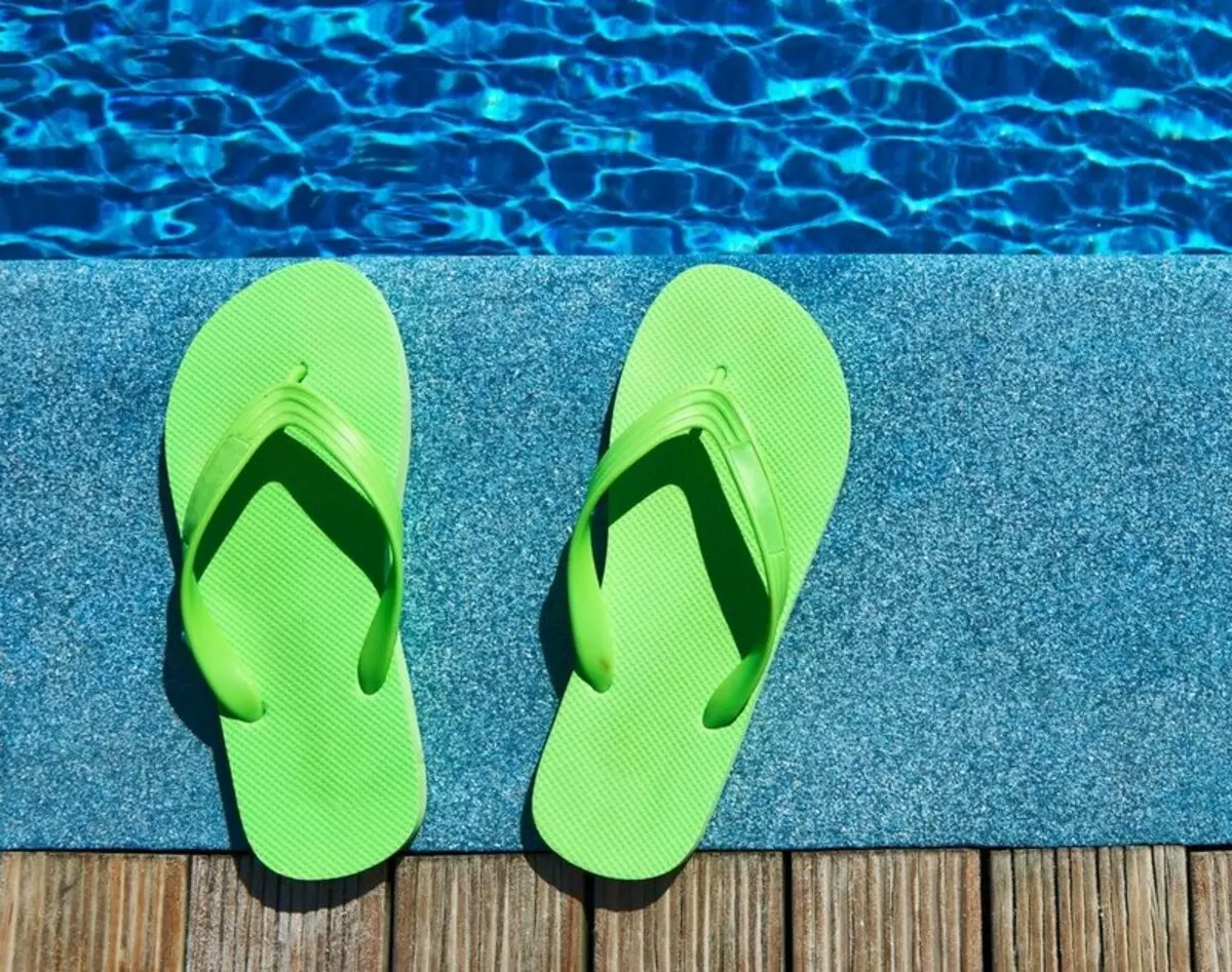 Esquisto para a piscina (32 fotos): zapatillas de praia e modelos de baño na piscina 15030_23